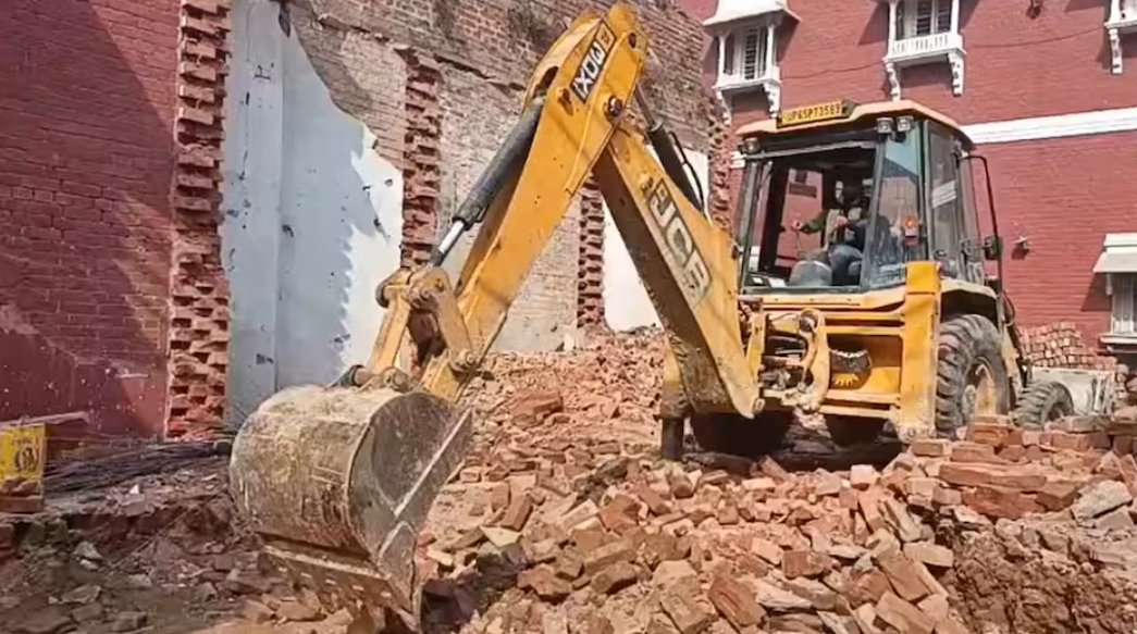 Yogi government's bulldozer runs on illegal shrine of Abdul Ghani Shah in Deoria